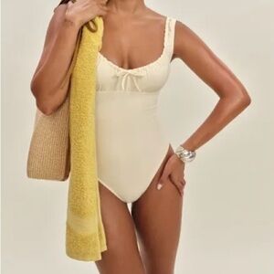 Reformation Bahia One-Piece Swimsuit ✨
NWT | Size XS | Fior di Latte Soft Ivory